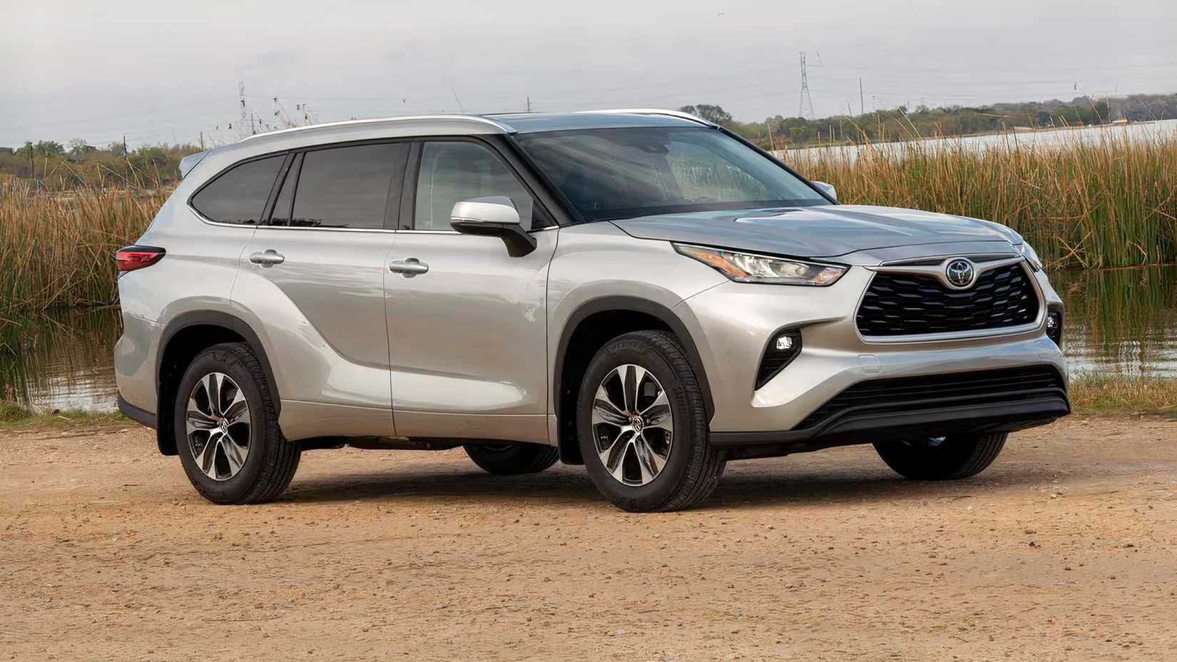 2025 Toyota Highlander XLE in silver parked
