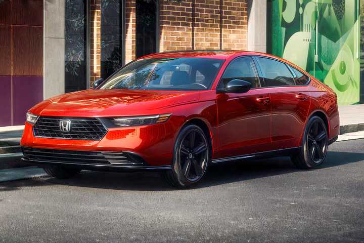 2025 Honda Accord Sport-L Hybrid em vermelho estacionado
