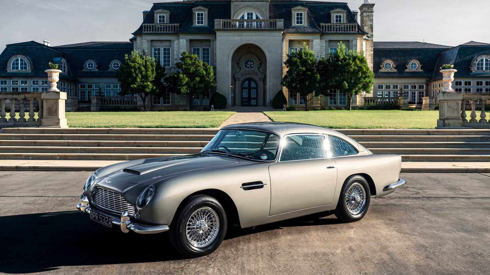 1963 Aston Martin DB5 em prata estacionado