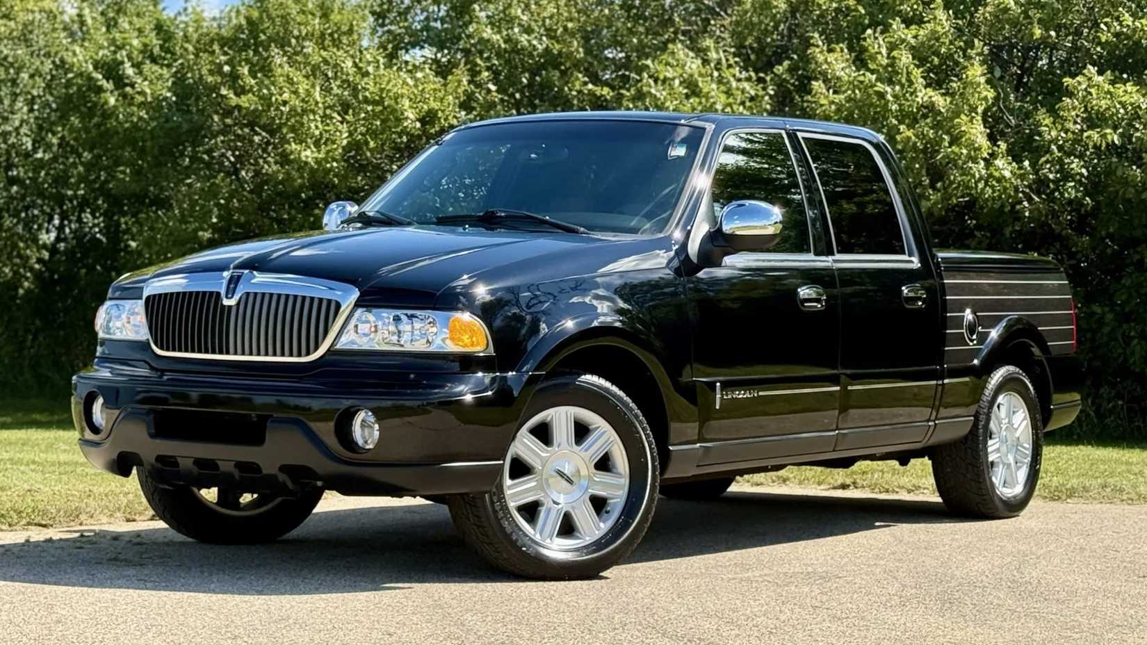 Front 3/4 view of the 2002 Lincoln Blackwood