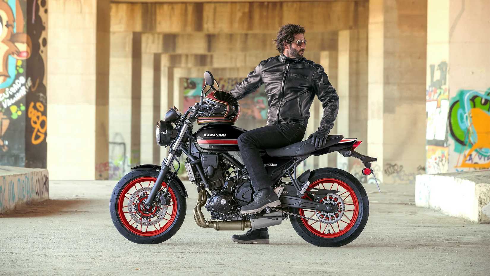 2026 Z650RS estacionado debaixo de uma ponte