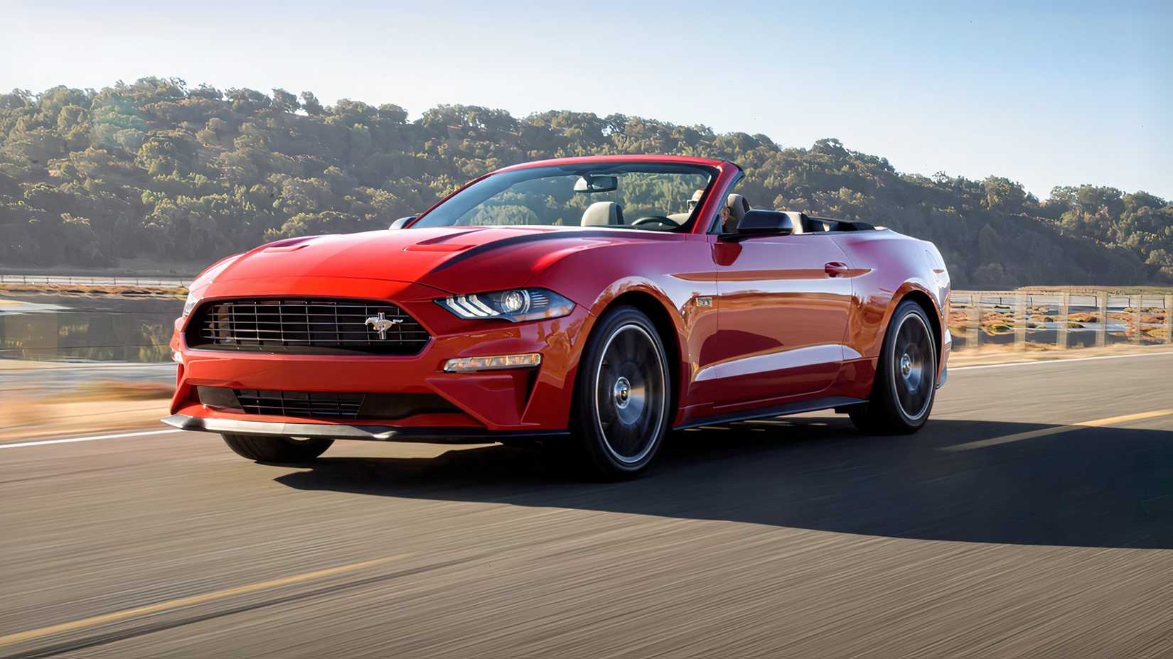 Vista frontal 3/4 do Ford Mustang EcoBoost conversível 2020 dirigindo