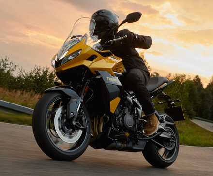 Triumph Tiger Sport 800 fazendo curvas em uma estrada sinuosa