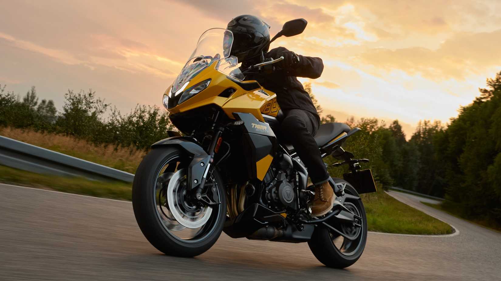 Triumph Tiger Sport 800 fazendo curvas em uma estrada sinuosa