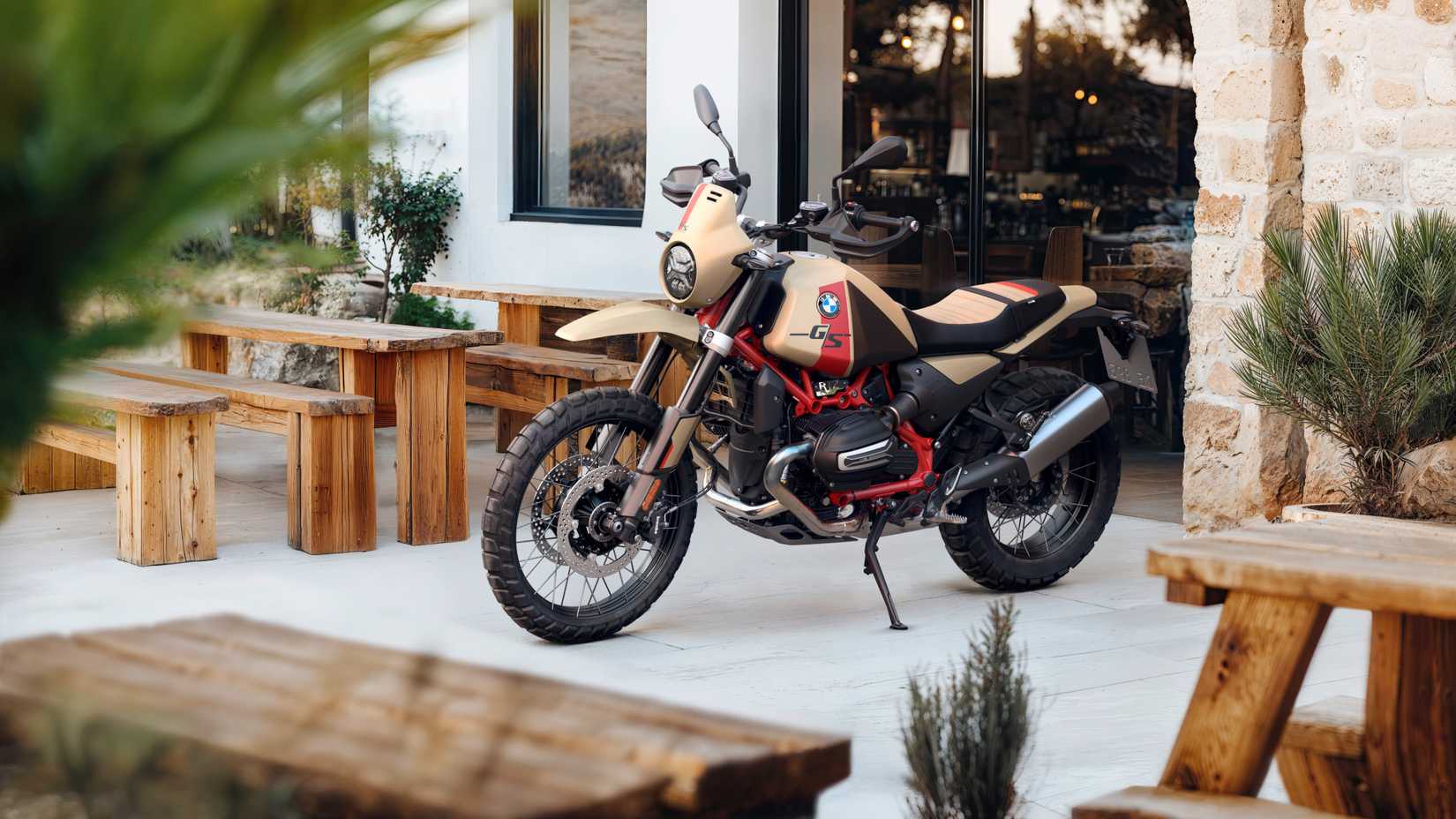 BMW R 12 G/S estacionada num café ao ar livre