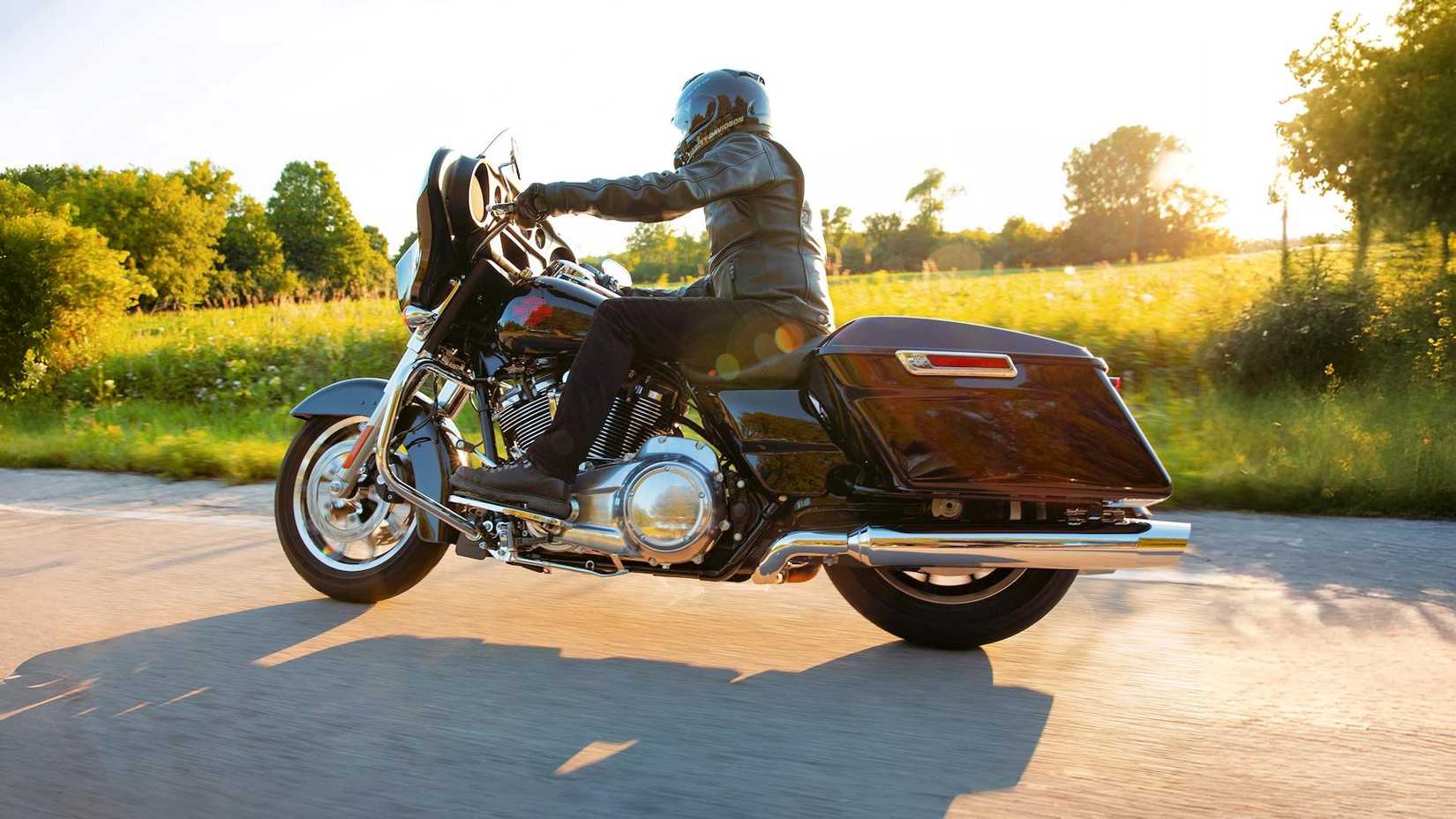Piloto em uma Harley-Davidson Electra Glide Standard 2021