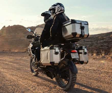 Triumph 1200 Rally Explorer off-road com passageiro e bagagem