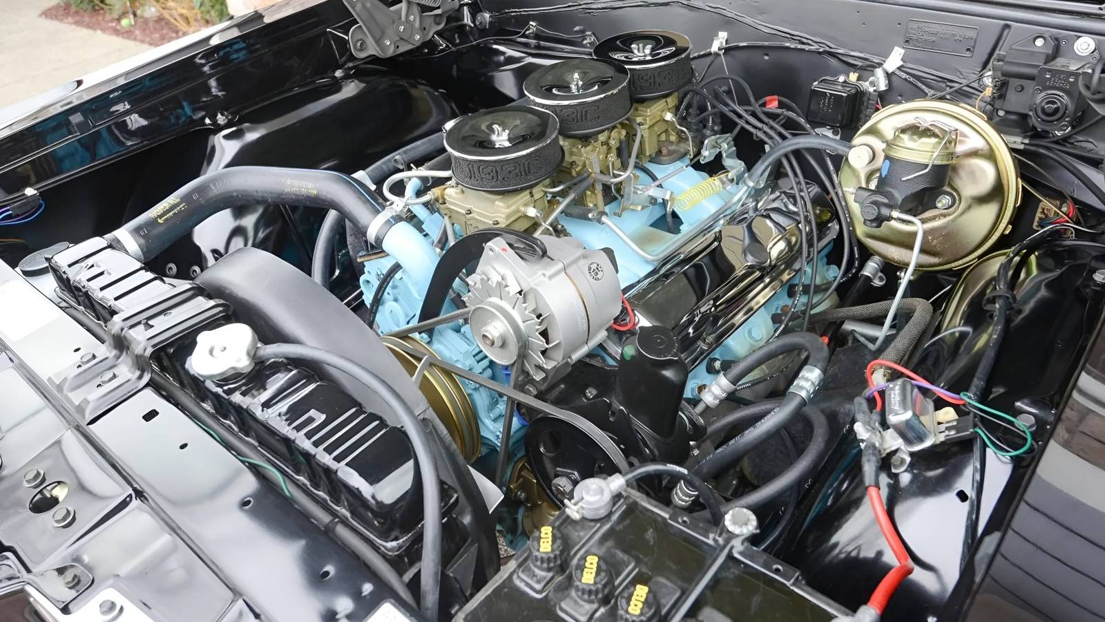 Pontiac Fit Three Carburetors Where Others Couldn't Fit Two