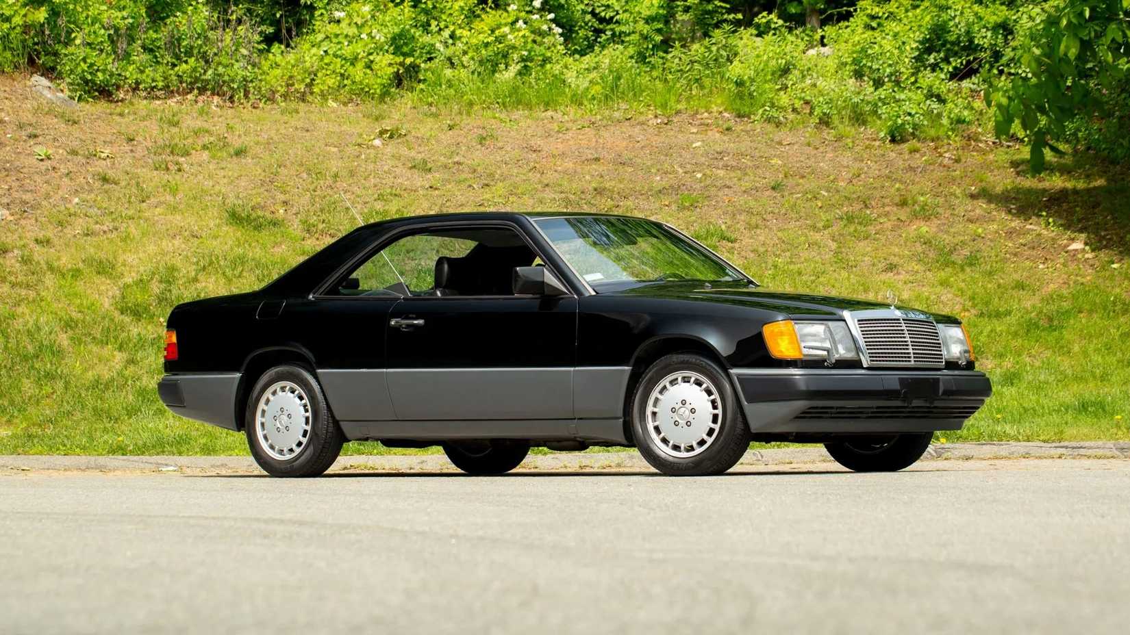 Mercedes-Benz 300CE preto 1989