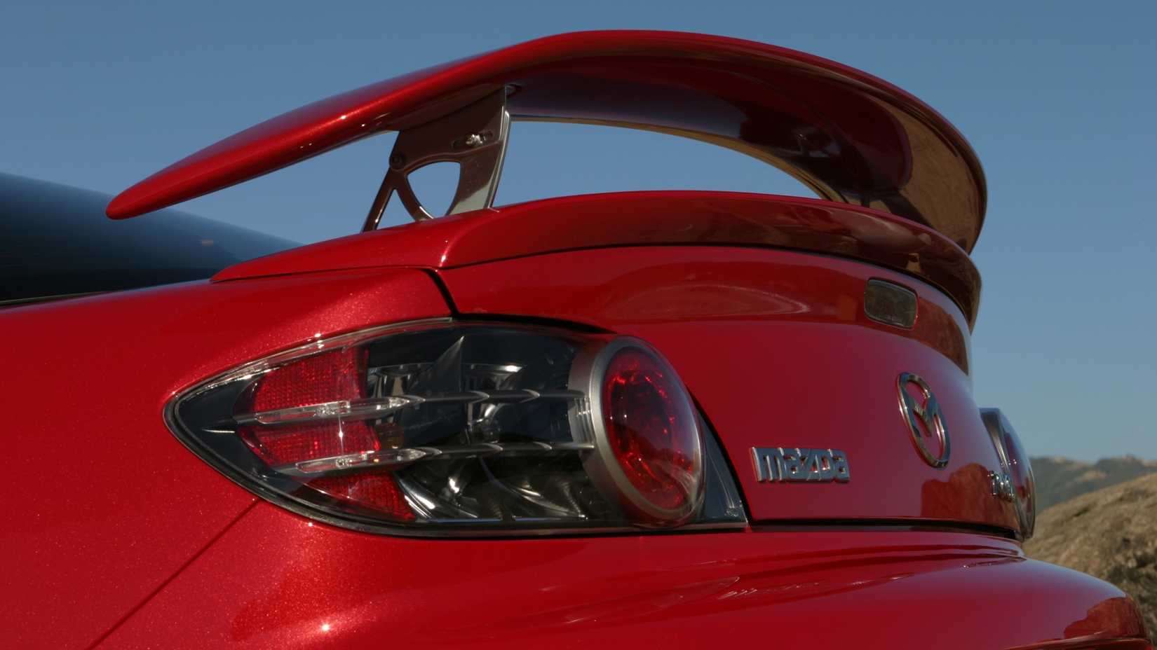 Close-up do spoiler traseiro do Mazda RX-8
