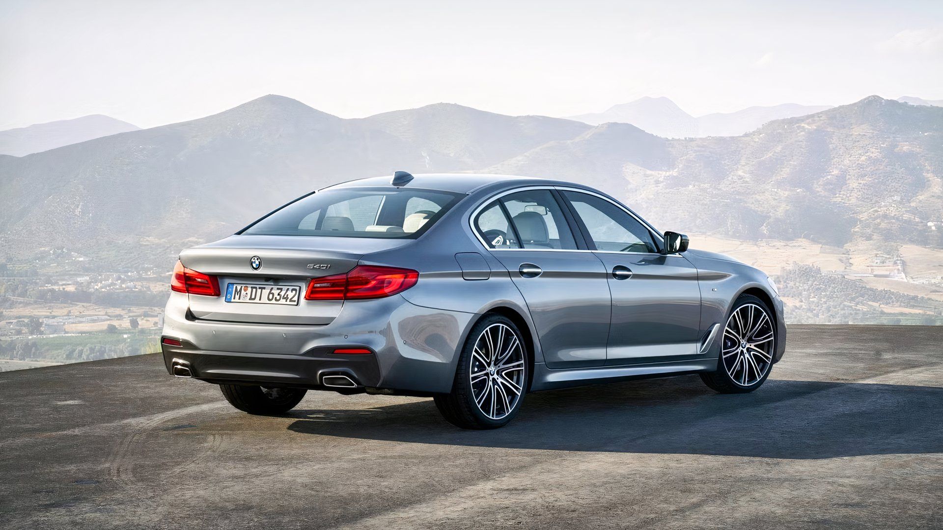 BMW 540i vs. 풀옵션 토요타 캠리: 합리적인 가격에 누리는 고급스러움