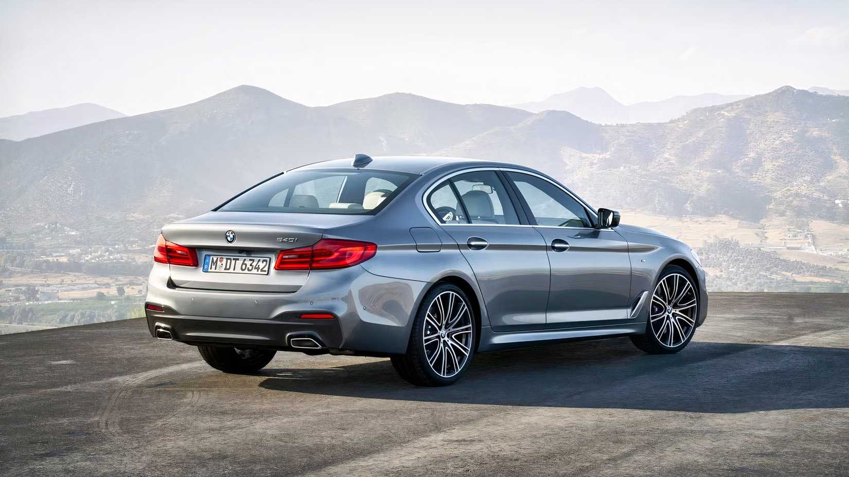 2018 BMW 540i rear third quarter view