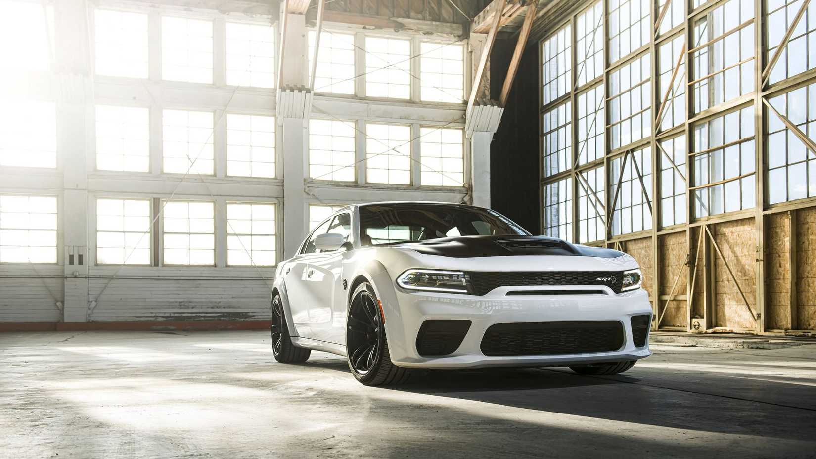 Um Dodge Charger SRT Hellcat Widebody 2022 estacionado em um armazém