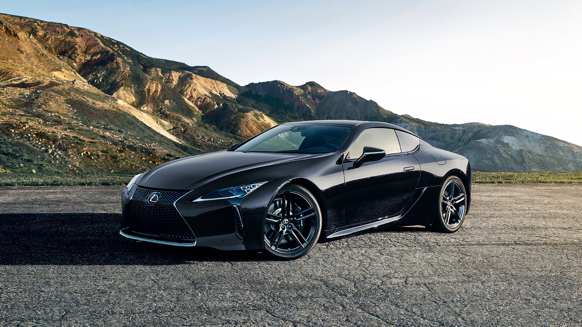 2025 Lexus LC 500 em preto estacionado