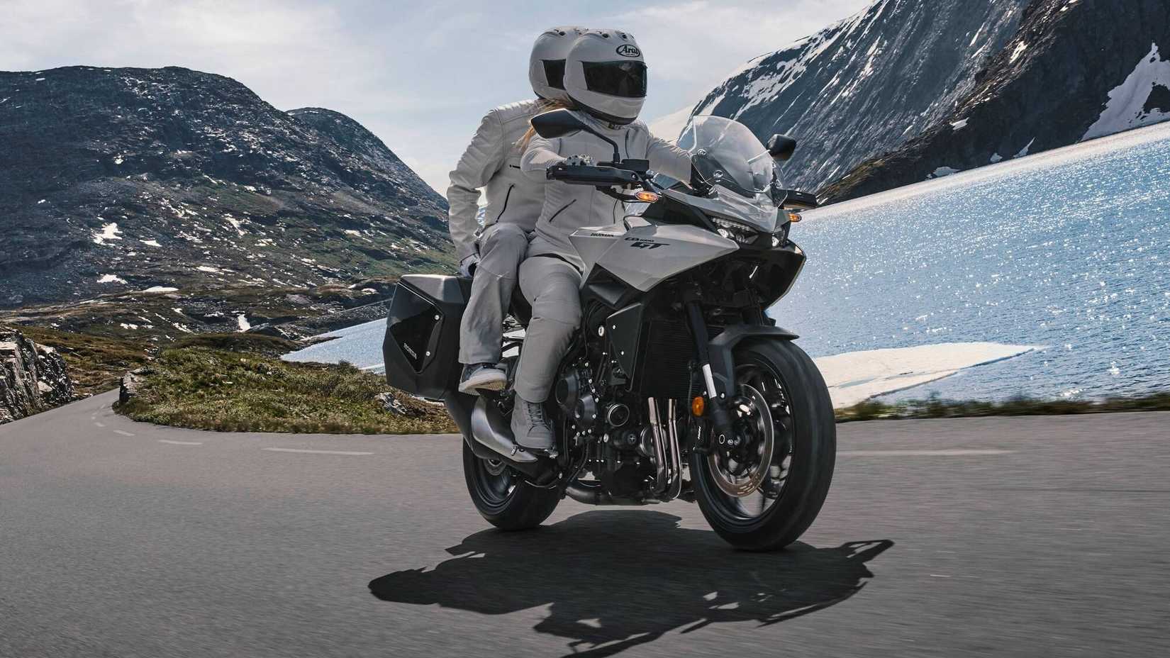 Honda CB1000GT branca 2026 andando perto de montanhas nevadas
