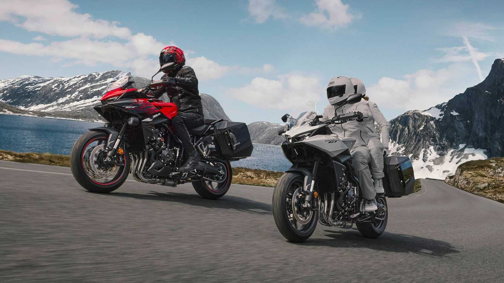 Duas Honda CB1000GT 2026 em turnê em estradas de montanha