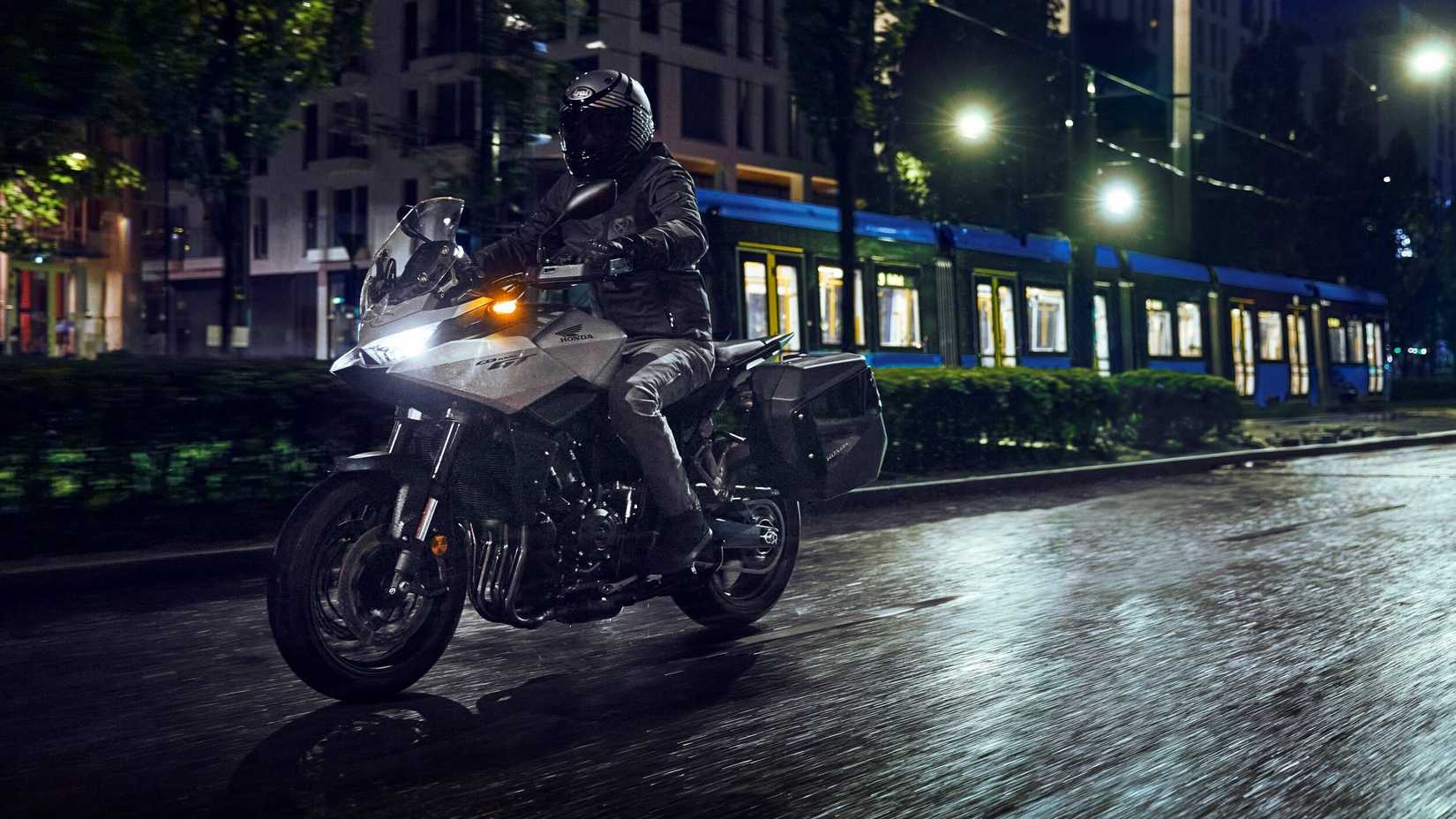 2026 Honda CB1000GT andando à noite em uma estrada molhada