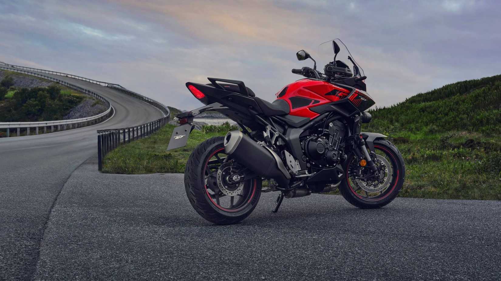 Foto traseira da Honda CB1000GT 2026 estacionada