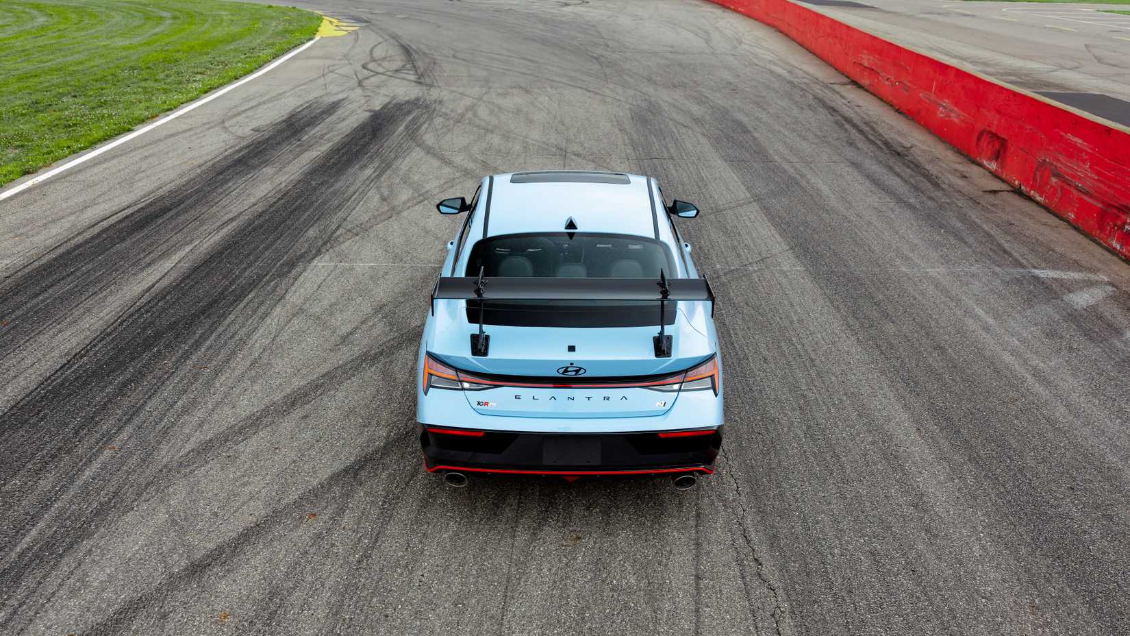 Um Hyundai Elantra N 2026 em uma pista