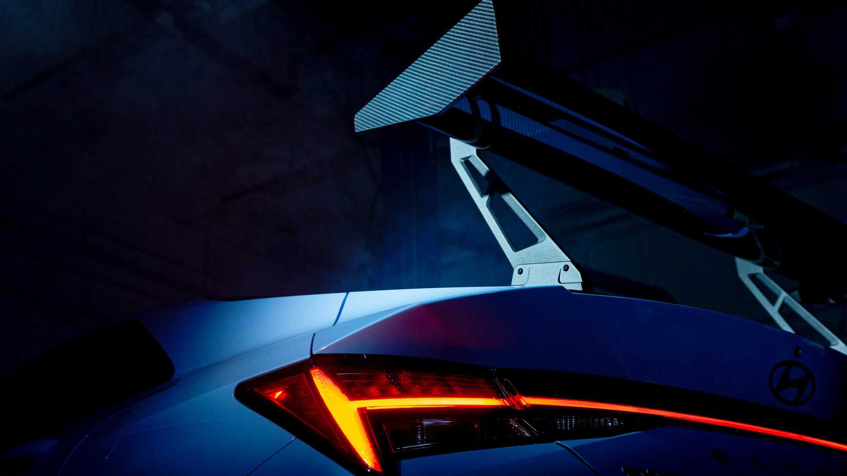 Um Hyundai Elantra N 2026 exibe suas luzes e asa em uma foto traseira em close