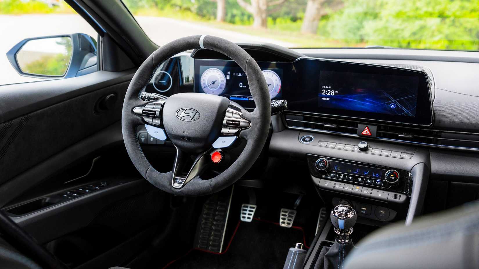 Foto do interior do Hyundai Elantra N 2026 mostrando a cabine do lado do motorista