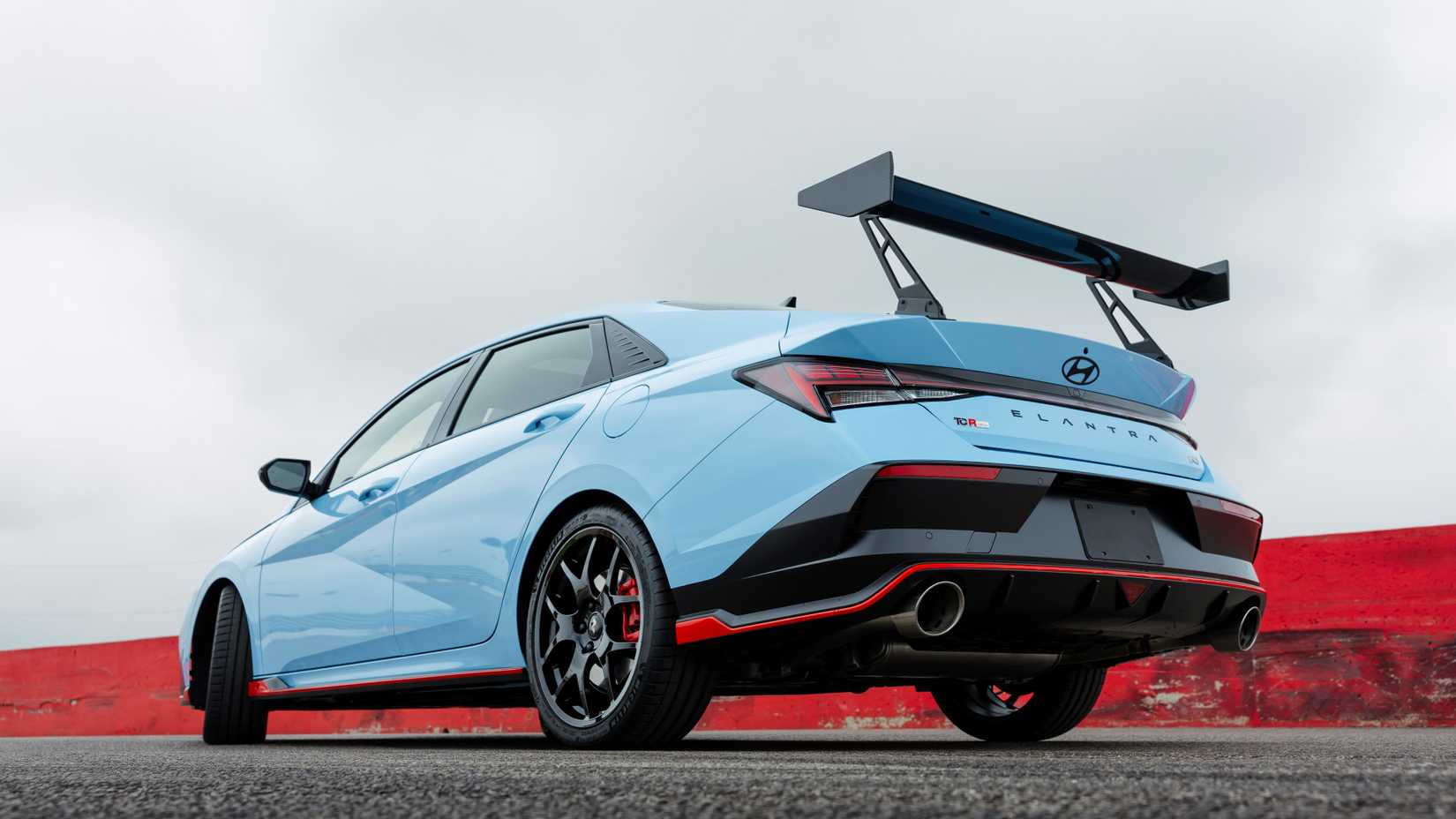 Um Hyundai Elantra N 2026 estacionado em uma pista aberta