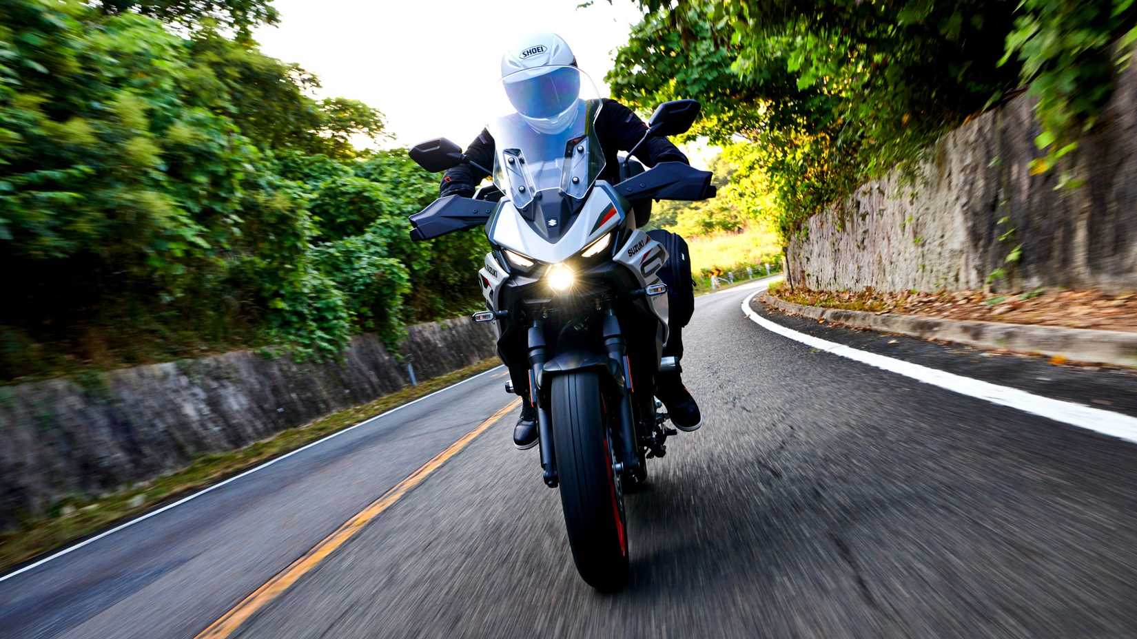 Foto de ação do Suzuki SV-7GX 2026 andando em uma estrada secundária