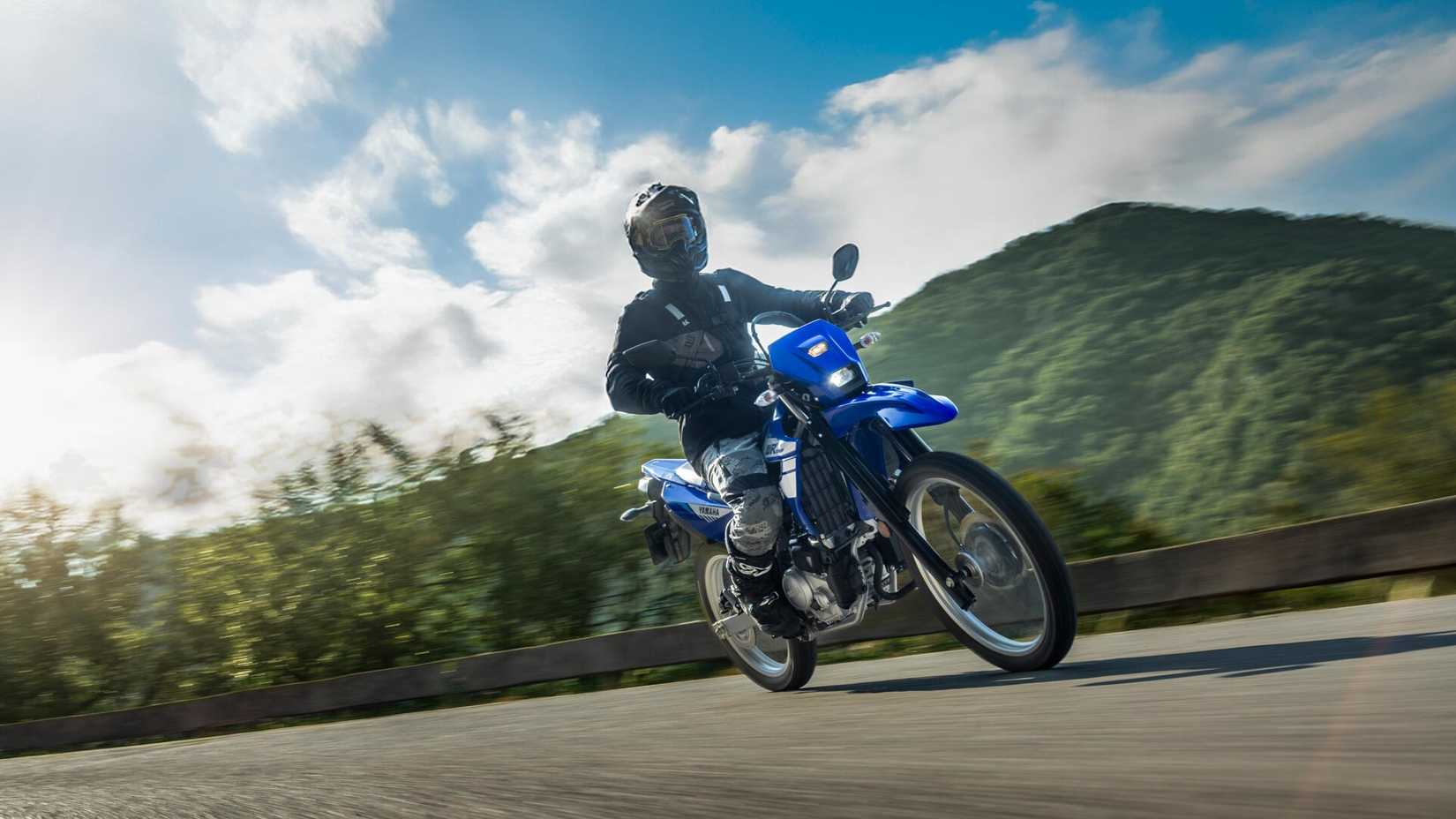 Uma foto de ação da WR125R 2026 perto das montanhas