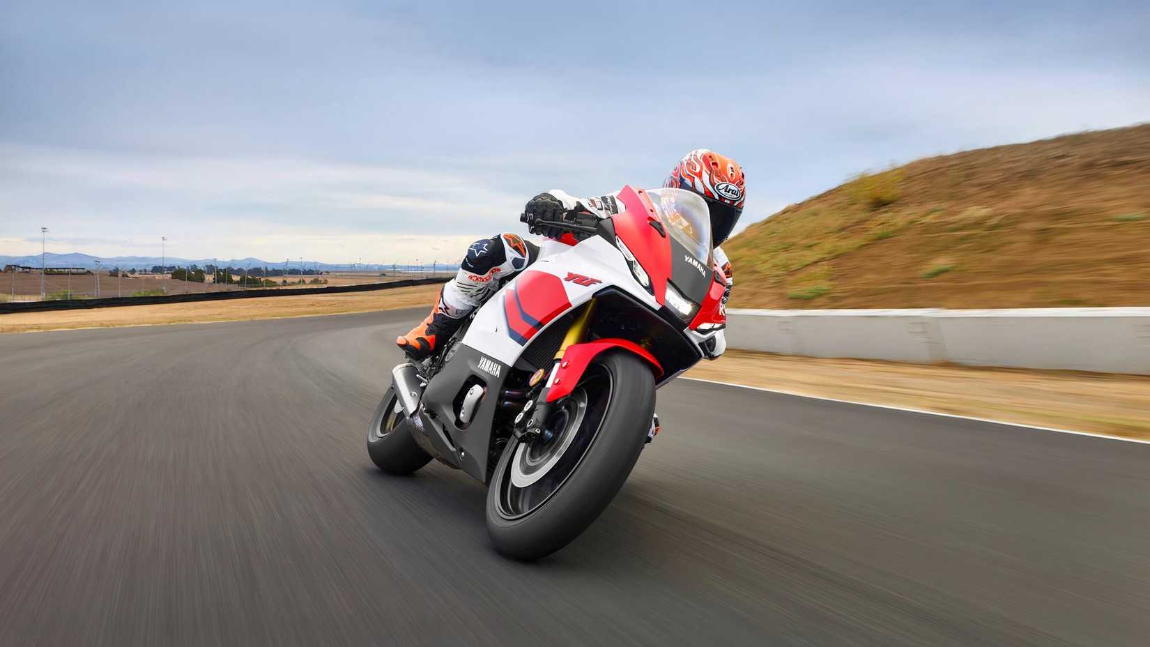 2026 Yamaha YZF-R7 70º aniversário Ação-1