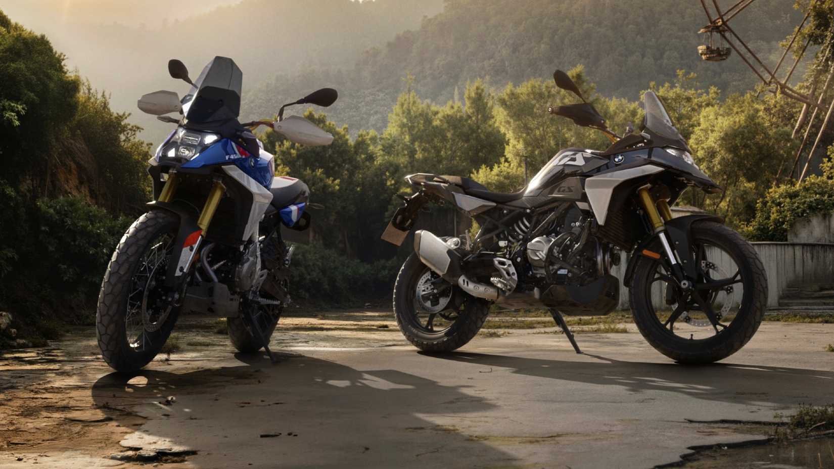 Foto estática externa de duas motos de aventura BMW F 450 GS 2027