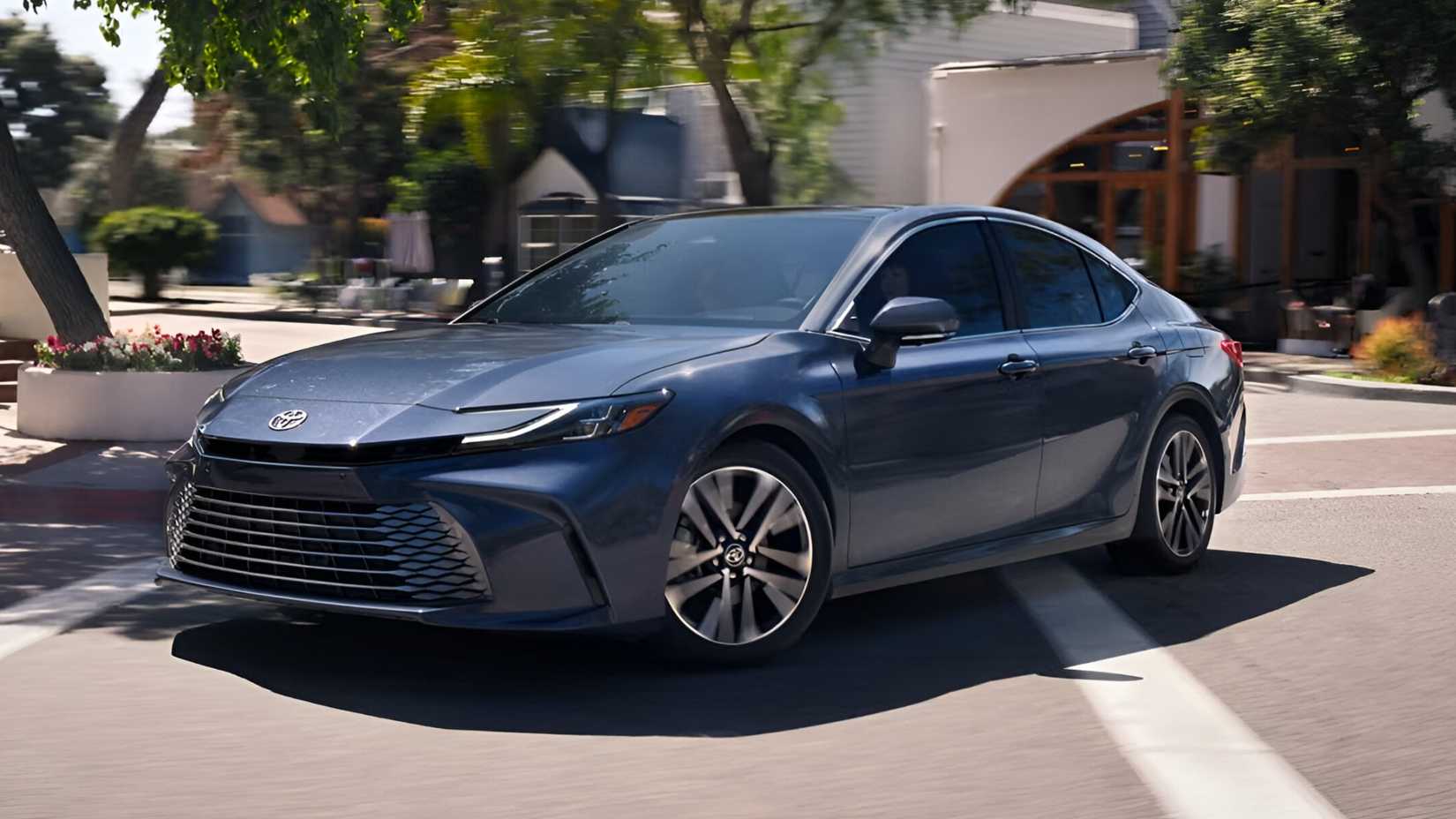 2026 Toyota Camry Hybrid sendo dirigido