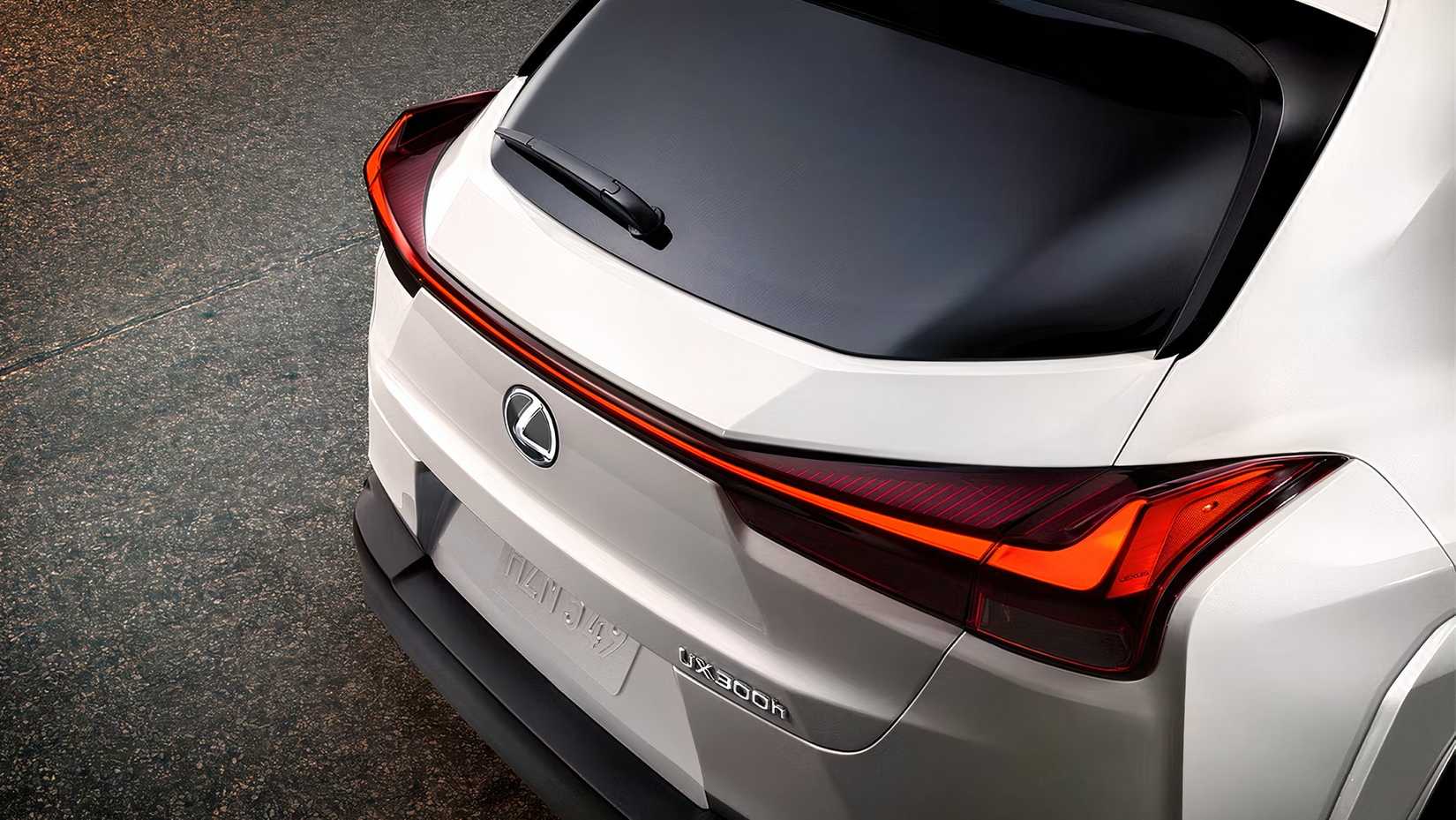 Uma vista aproximada de um Lexus UX visto de trás