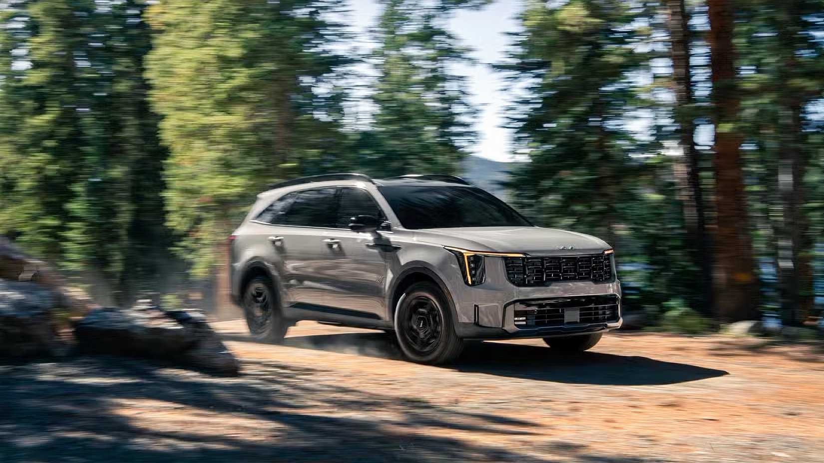 2025 Kia Sorento em cinza sendo dirigido