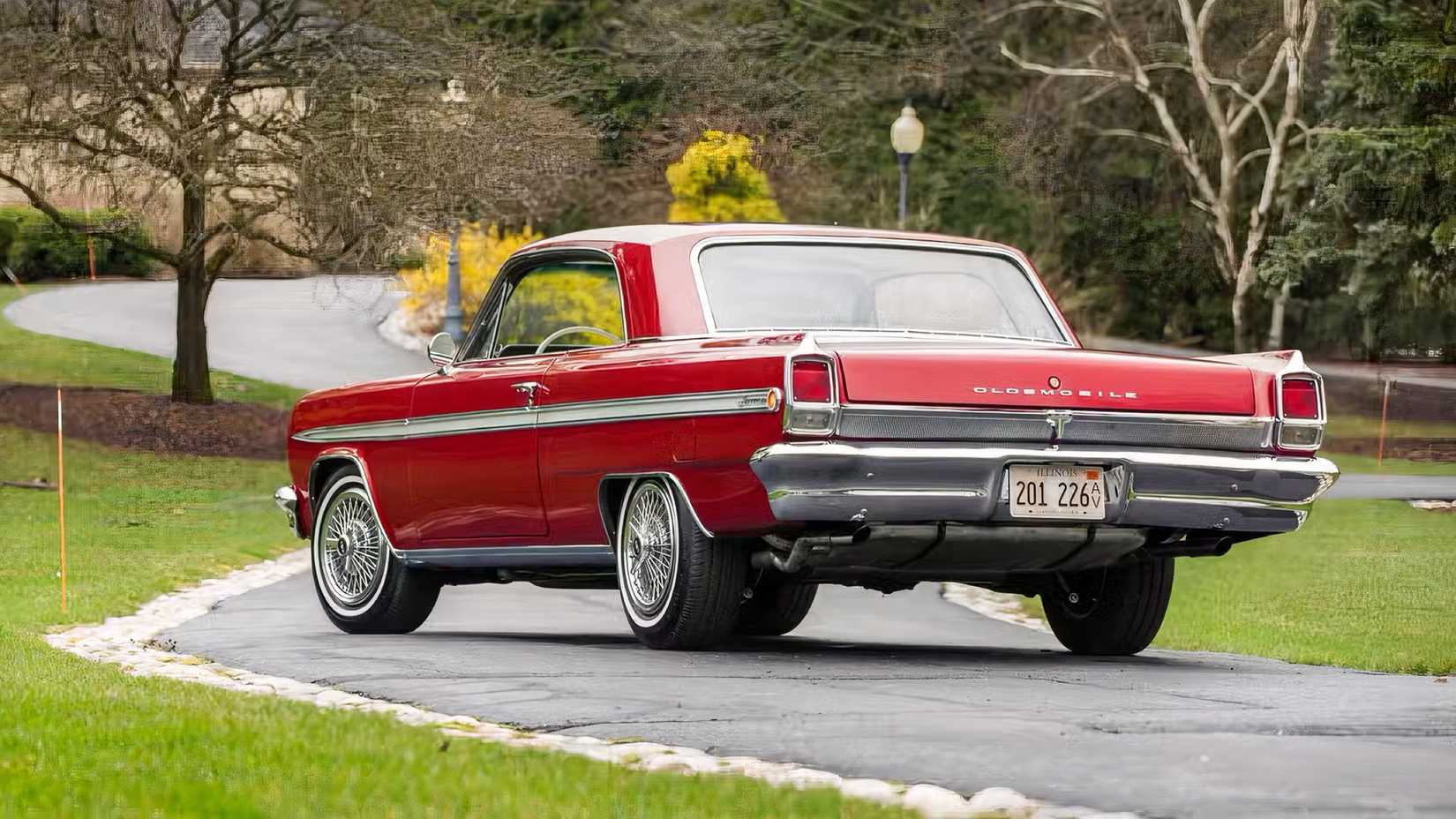 Oldsmobile Turbo Jetfire em vermelho estacionado