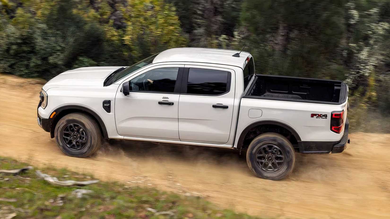 2025 Ford Ranger XLT em branco sendo conduzido off-road