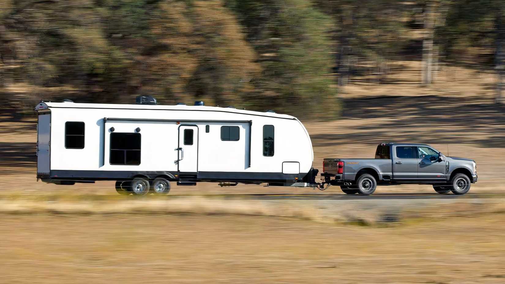 2025 Ford F-250 Lariat rebocando um trailer