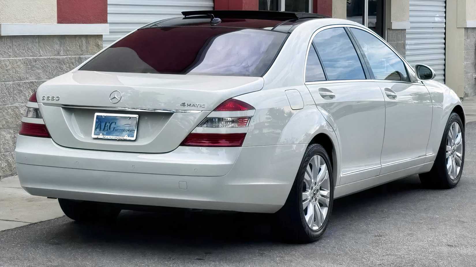 2009 Mercedes-Benz S550 4MATIC in white parked