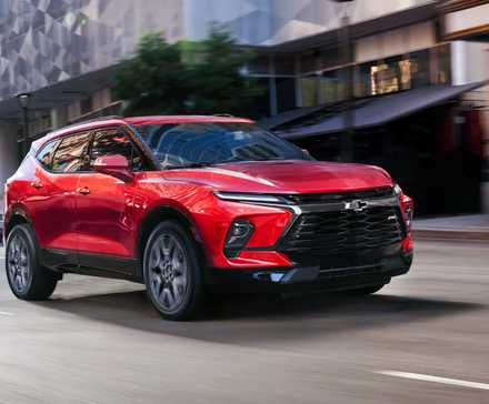 Chevrolet Blazer 2026 em vermelho sendo conduzido na estrada