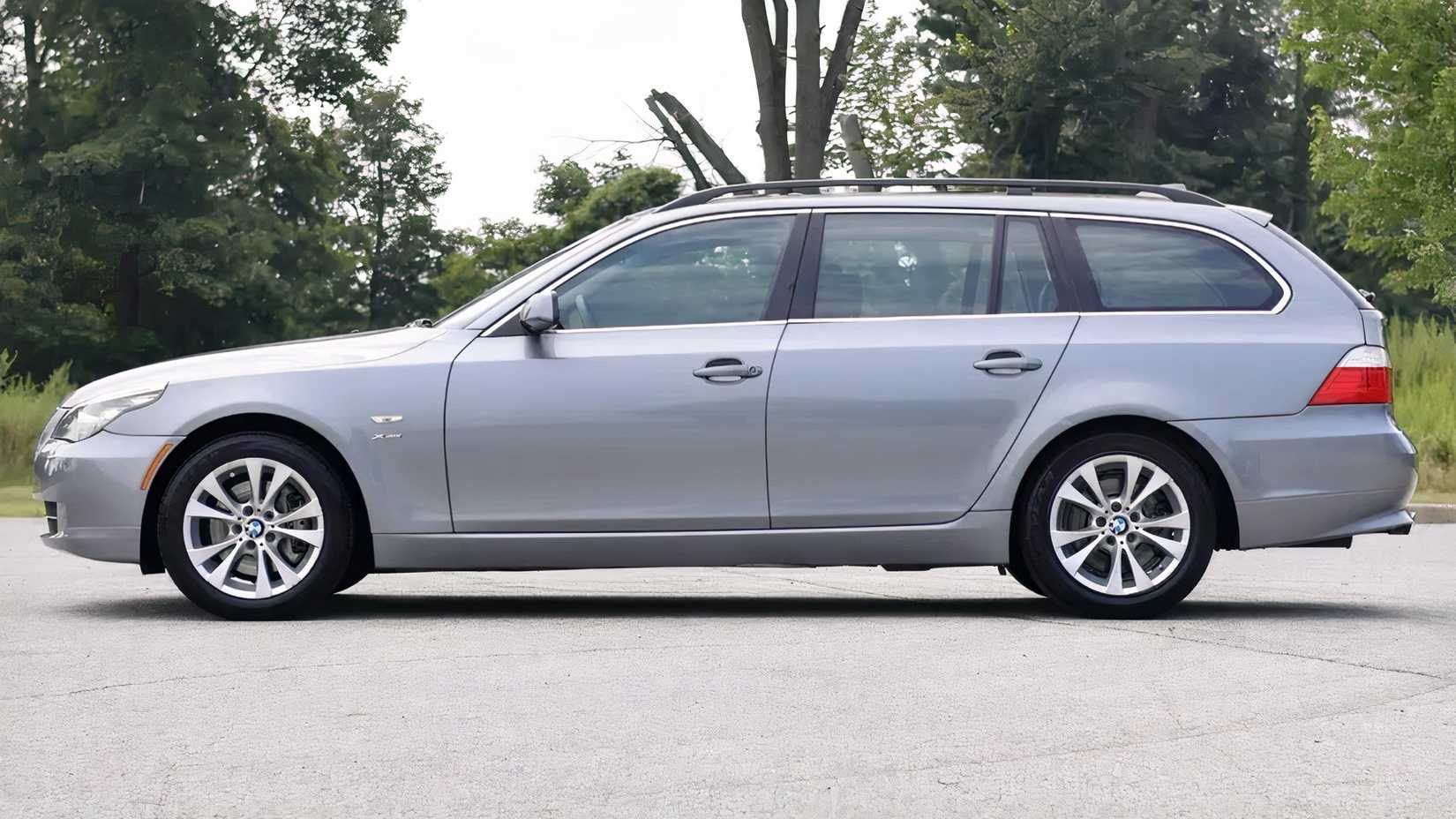 2009 BMW 535i xDrive Sports Wagon in blue parked