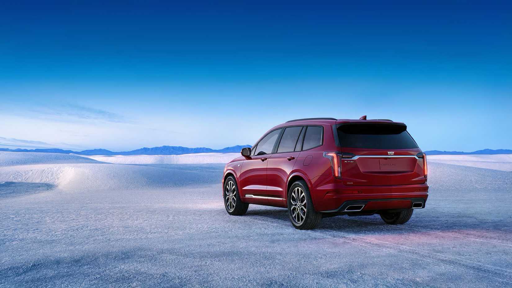 2025 Cadillac XT6 em vermelho sendo conduzido off-road