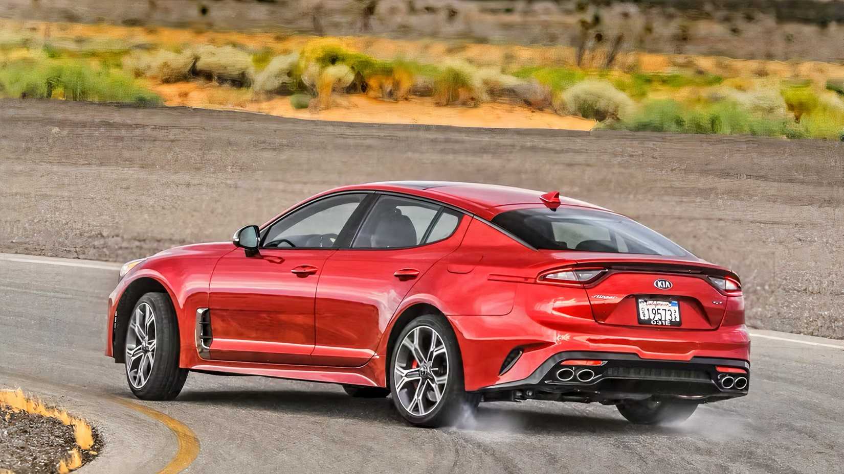 2021 Kia Stinger em vermelho sendo dirigido