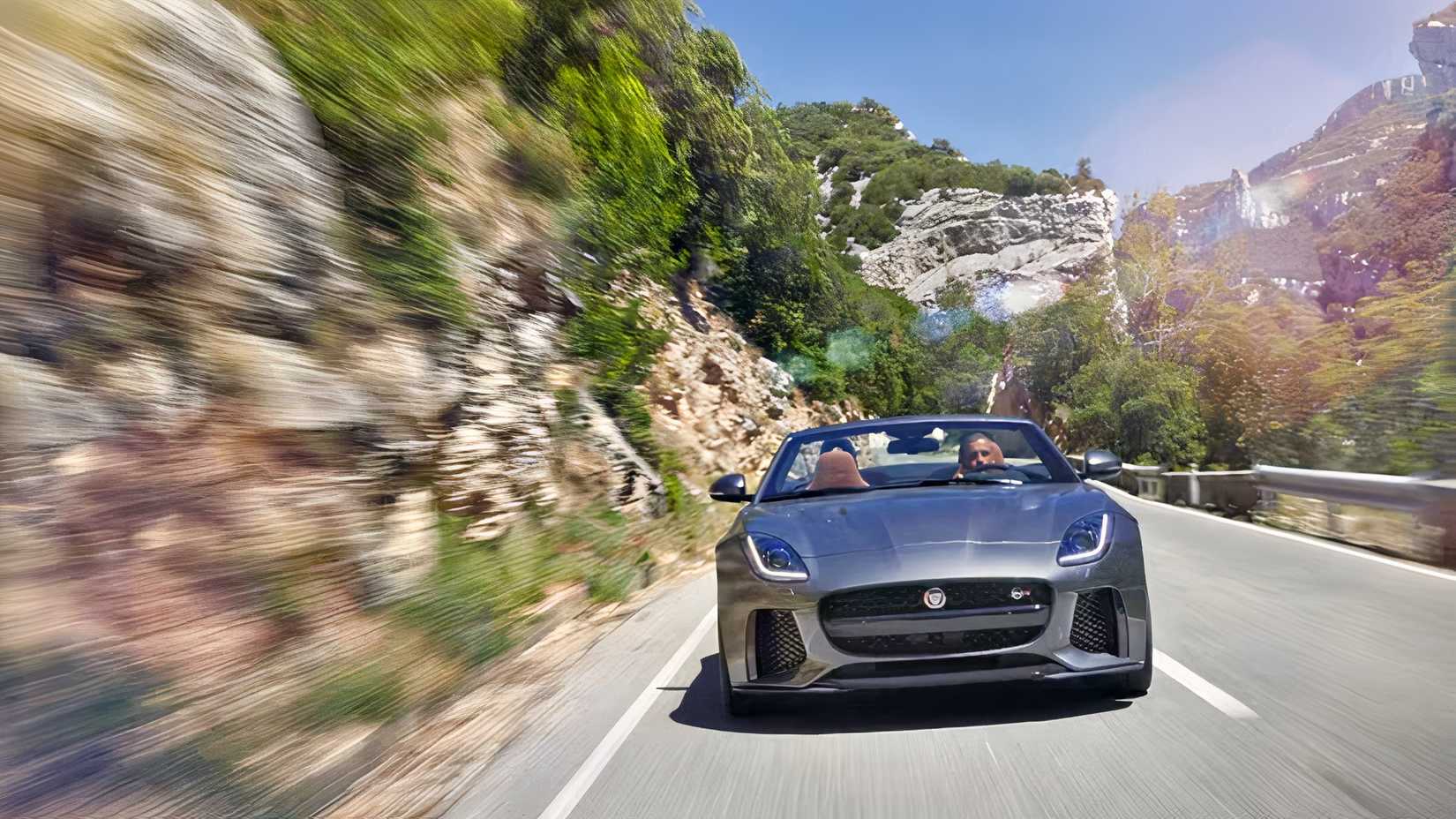Foto frontal do Jaguar F-Type SVR 2017 em prata sendo conduzido na estrada