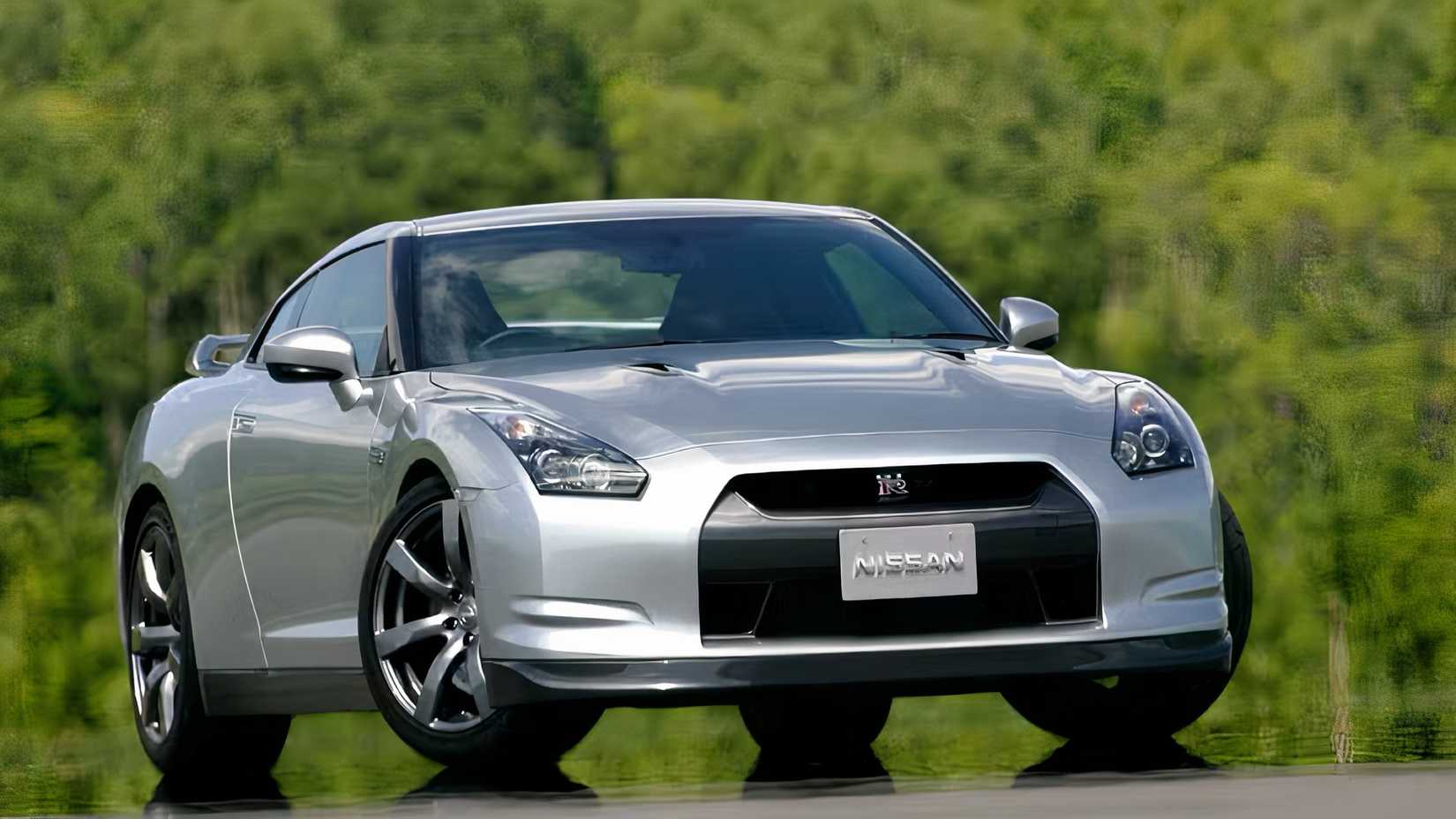 2011 Nissan GT-R em prata estacionado