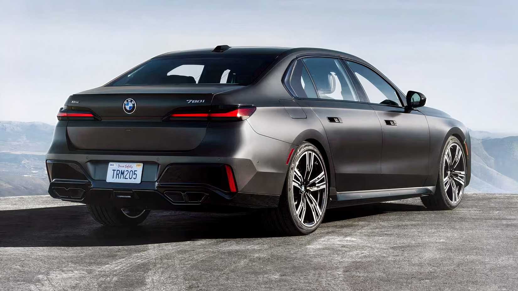 2025 BMW Série 7 760i xDrive em cinza estacionado