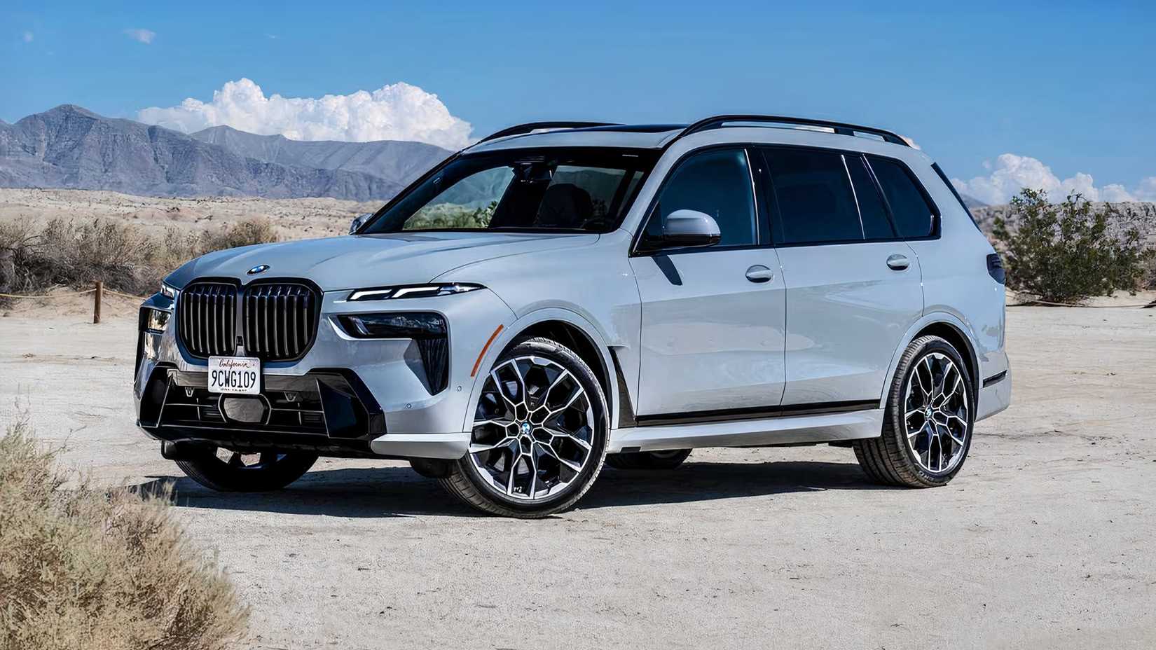 2025 BMW X7 xDrive40i em azul estacionado