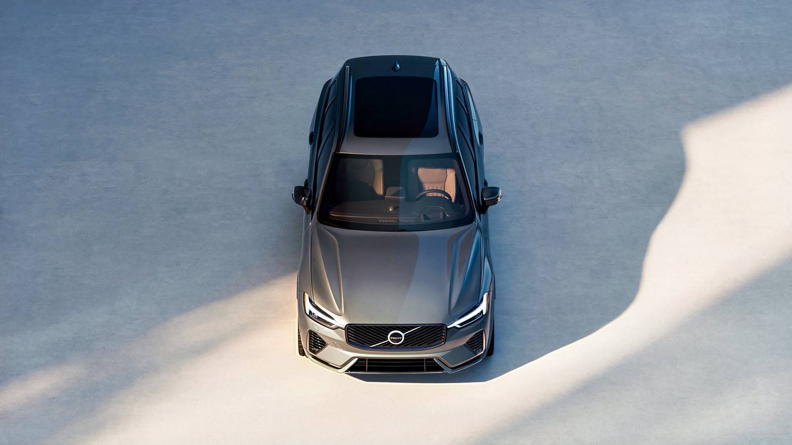 Un SUV di lusso Volvo XC60 parcheggiato in un'area di parcheggio, con dettagli di interni e strumenti visibili