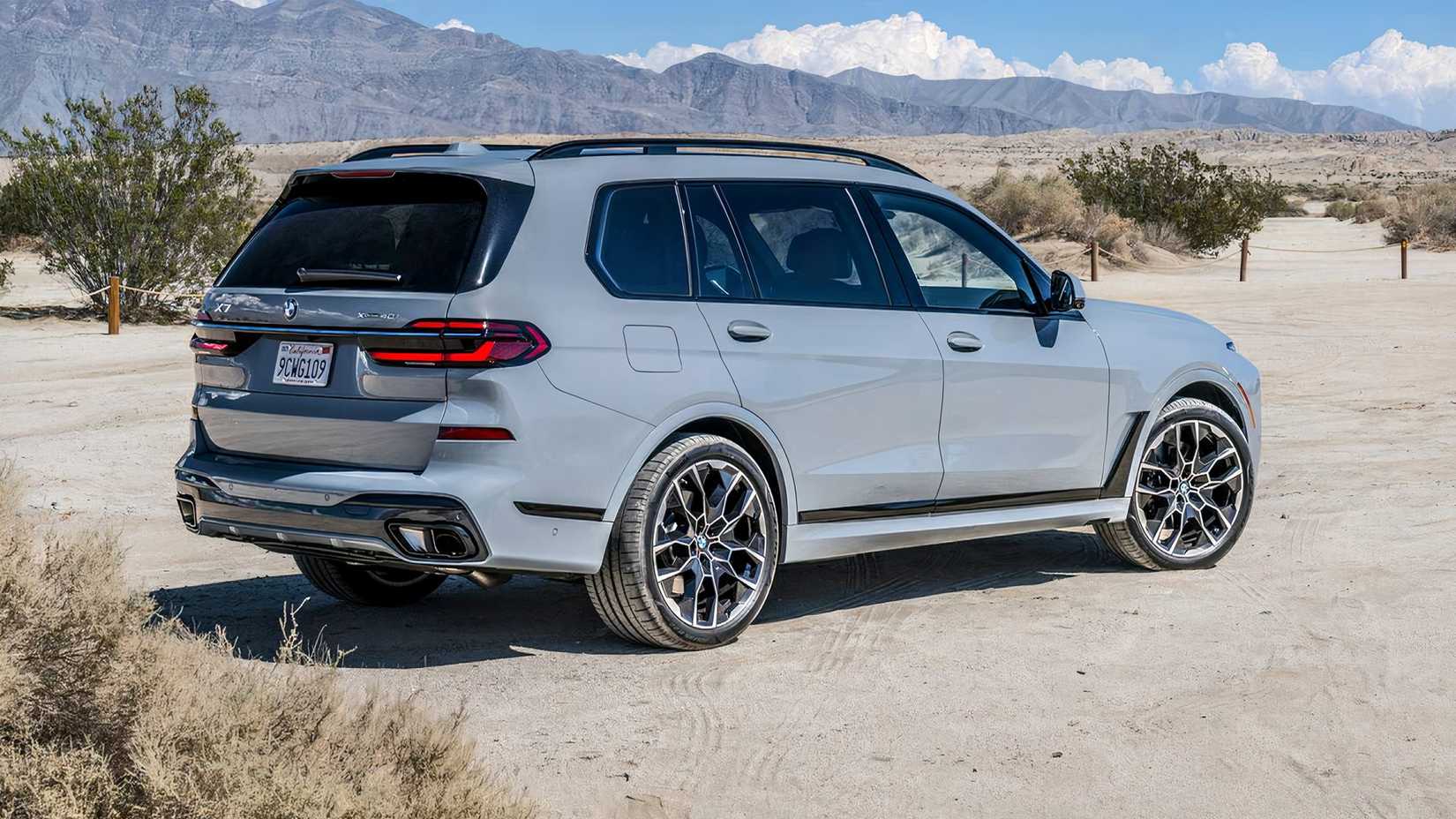 2025 BMW X7 xDrive40i in blue parked