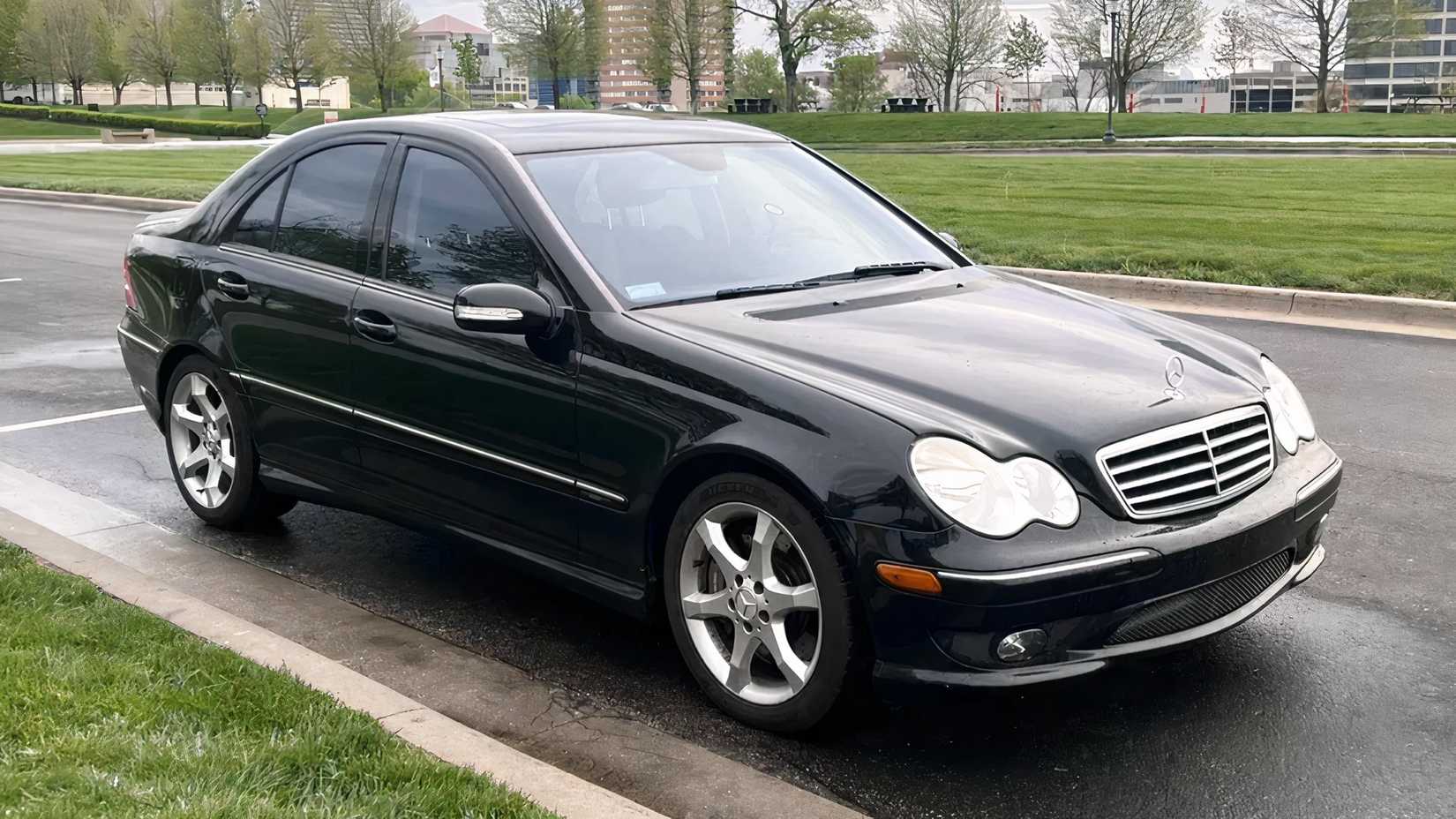 2007 Mercedes-Benz C 350 in black parked