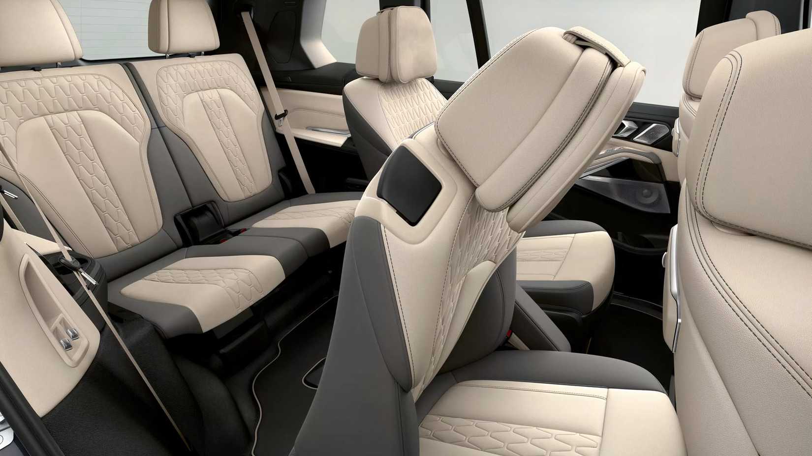 Interior do BMW X7 2025 mostrando as cadeiras do capitão da segunda fila