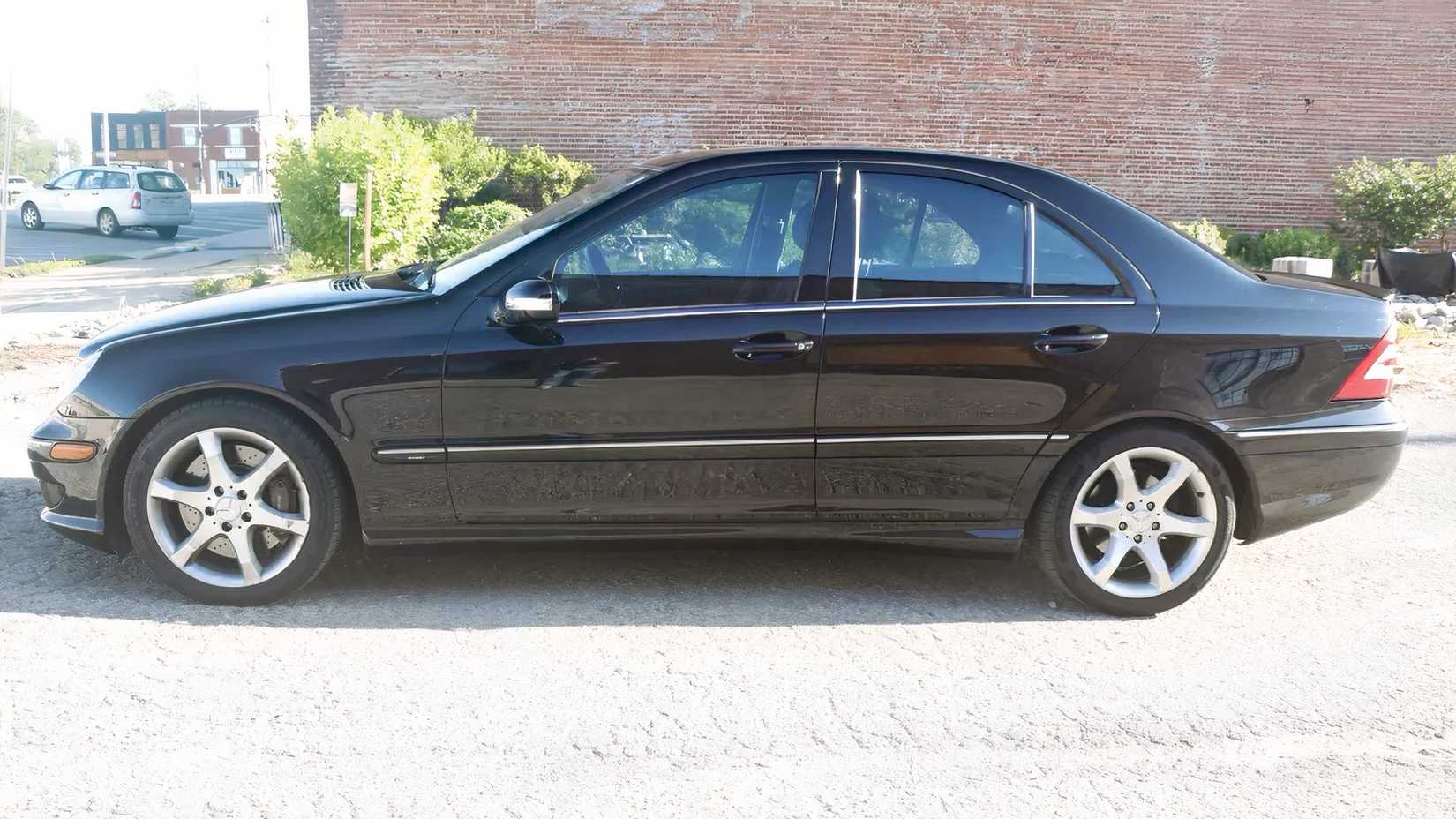 2007 Mercedes-Benz C 350 in black parked